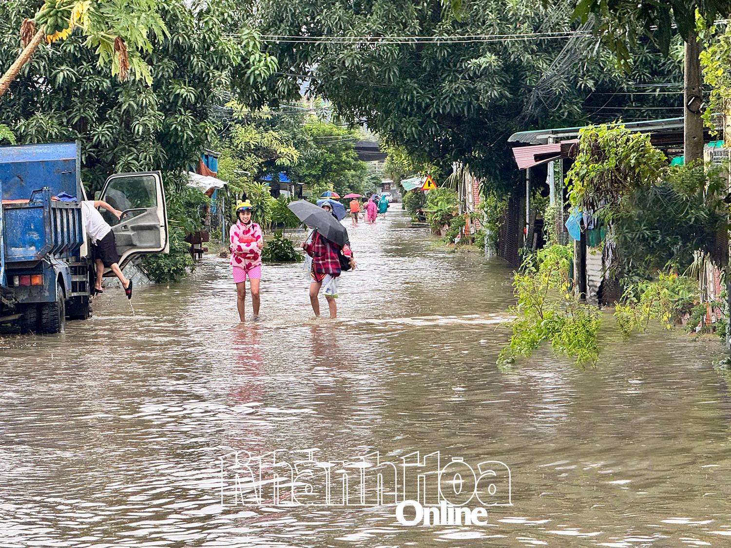 ປະຊາຊົນກຸ່ມບ້ານທຸລະກິດຍົກຍ້າຍອອກຈາກເຂດປະສົບໄພນ້ຳຖ້ວມ.