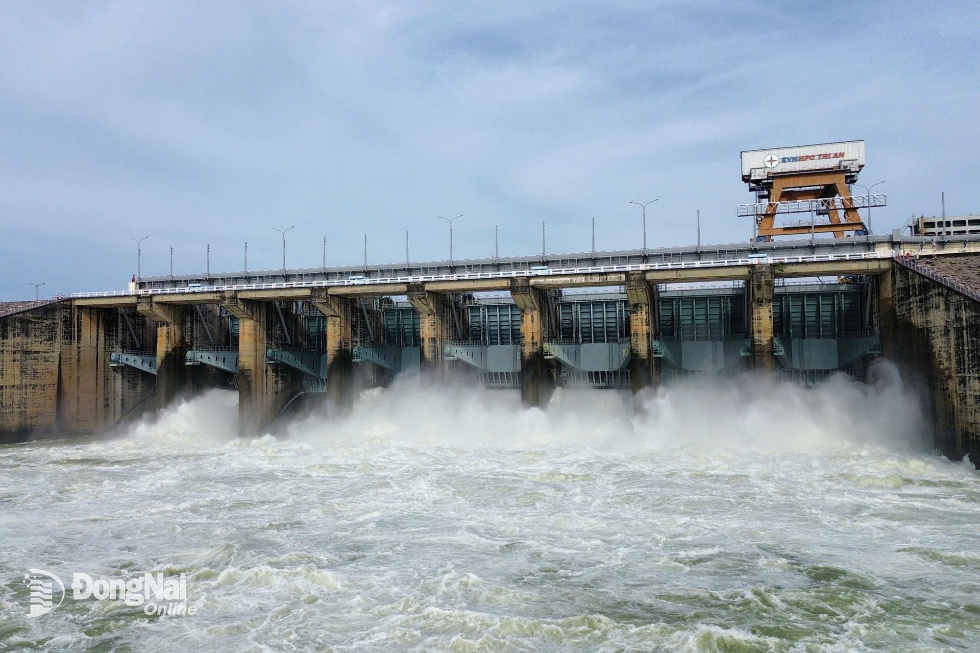 Tri An vannkraftverk vil øke flomvannsutslippet fra klokken 14.00 i dag, 19. november. Foto: Hoang Loc