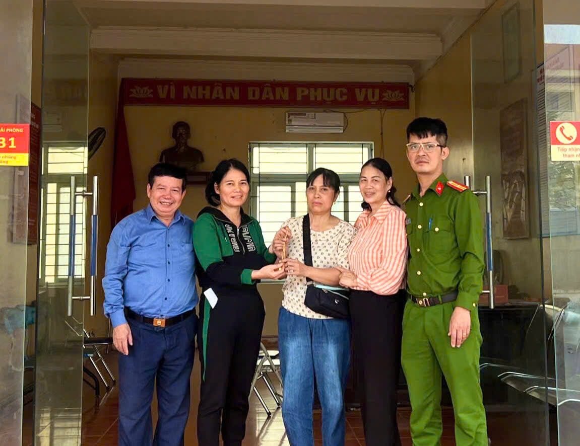 Cựu chiến binh phường Lê Chân nhặt được dây chuyền vàng, trả lại người đánh rơi