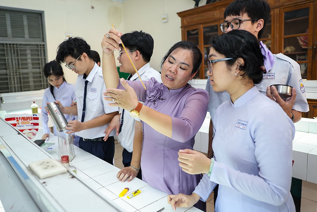 Giáo dục không chỉ là kiến thức mà còn là sự kết nối giữa thầy và trò - Ảnh 2.