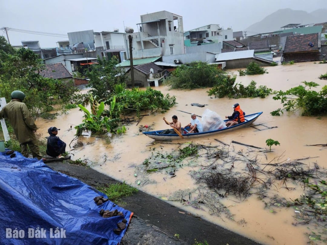 កម្លាំងសង្គ្រោះនៃឃុំ Dong Xuan បានចូលទៅជួយសង្គ្រោះប្រជាជននៅតំបន់លំនៅដ្ឋានដែលលិចលង់យ៉ាងខ្លាំង។