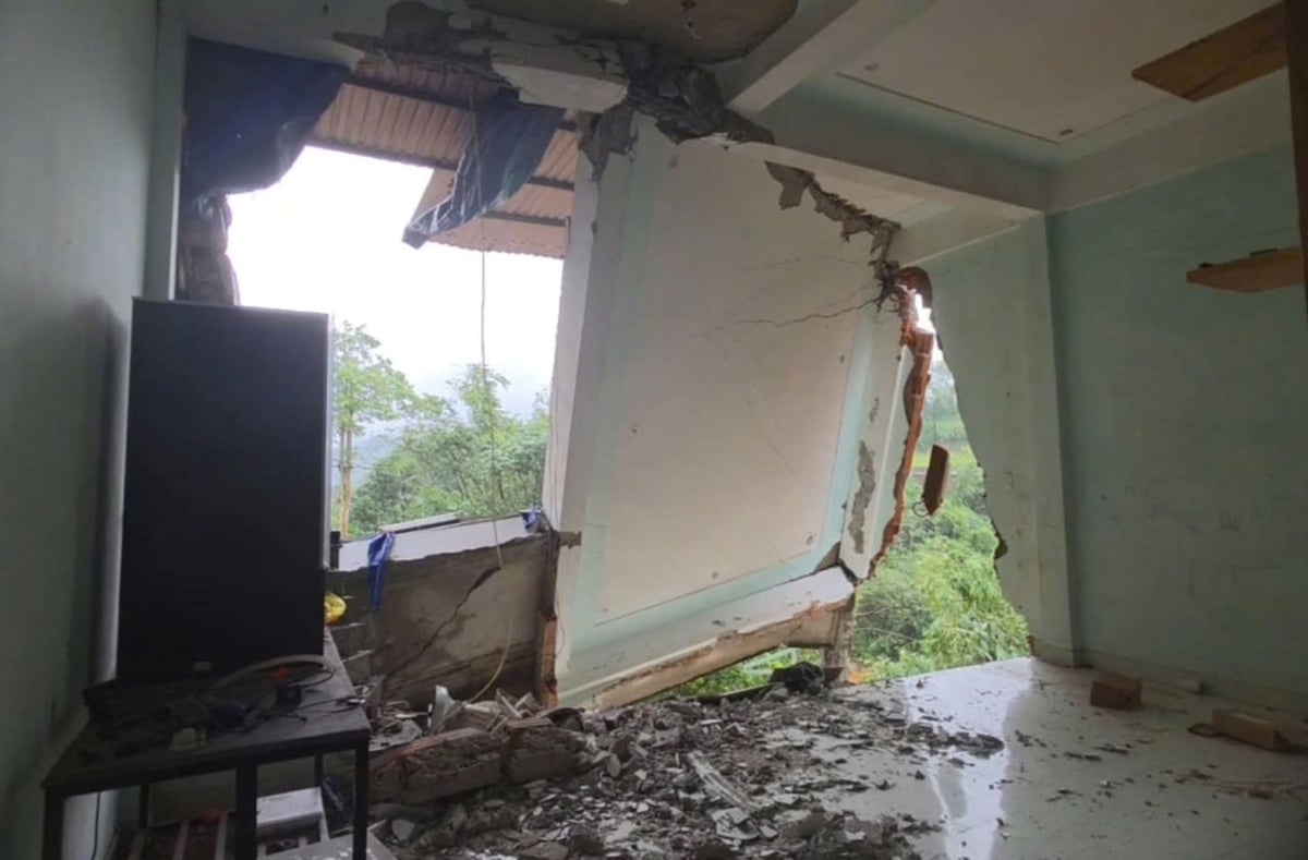 Rumah Cik Nguyen Ngoc Bang Trinh di komune Khe Sanh runtuh sepenuhnya di belakang. Foto: Vo Dung. Ngôi nhà của bà Nguyễn Ngọc Băng Trinh tại xã Khe Sanh bị sập hoàn toàn phía sau. Ảnh: Võ Dũng.