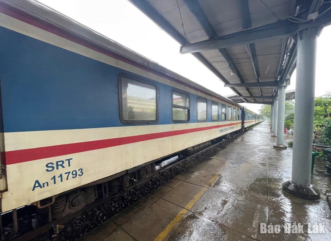 बाढ़ के कारण कई रेलगाड़ियों को तुय होआ स्टेशन पर रोकना पड़ा।