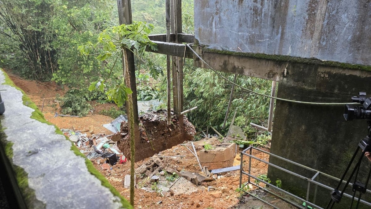 Berpuluh-puluh rumah lain turut musnah akibat tanah runtuh. Foto: Vo Dung. Hàng chục ngôi nhà khác cũng bị sạt lở. Ảnh: Võ Dũng.