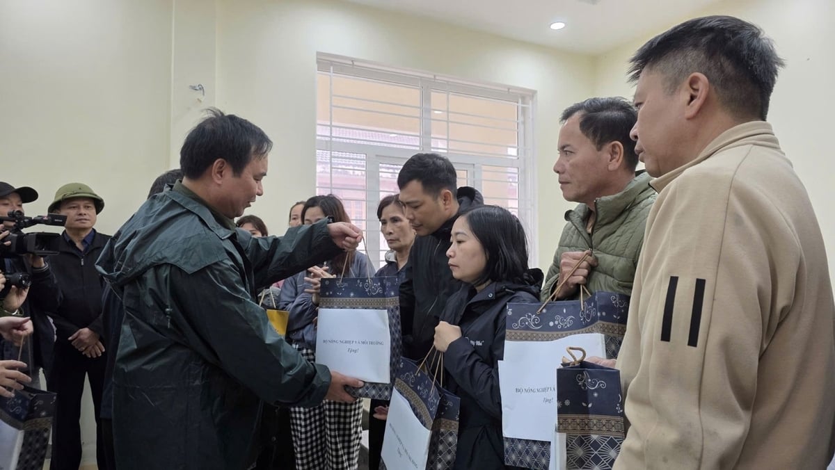 Timbalan Menteri Vo Van Hung menyampaikan hadiah daripada Kementerian Pertanian dan Alam Sekitar kepada 11 isi rumah yang terjejas akibat tanah runtuh di komune Khe Sanh. Foto: Vo Dung. Thứ trưởng Võ Văn Hưng trao quà của Bộ Nông nghiệp và Môi trường cho 11 hộ dân bị sạt lở tại xã Khe Sanh. Ảnh: Võ Dũng.