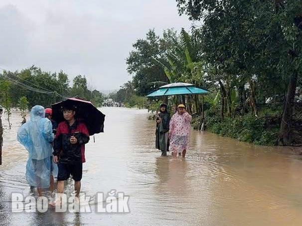 ເສັ້ນທາງສັນຈອນຫຼາຍເສັ້ນຖືກນໍ້າຖ້ວມເລິກ 0.3-1.3 ແມັດ.