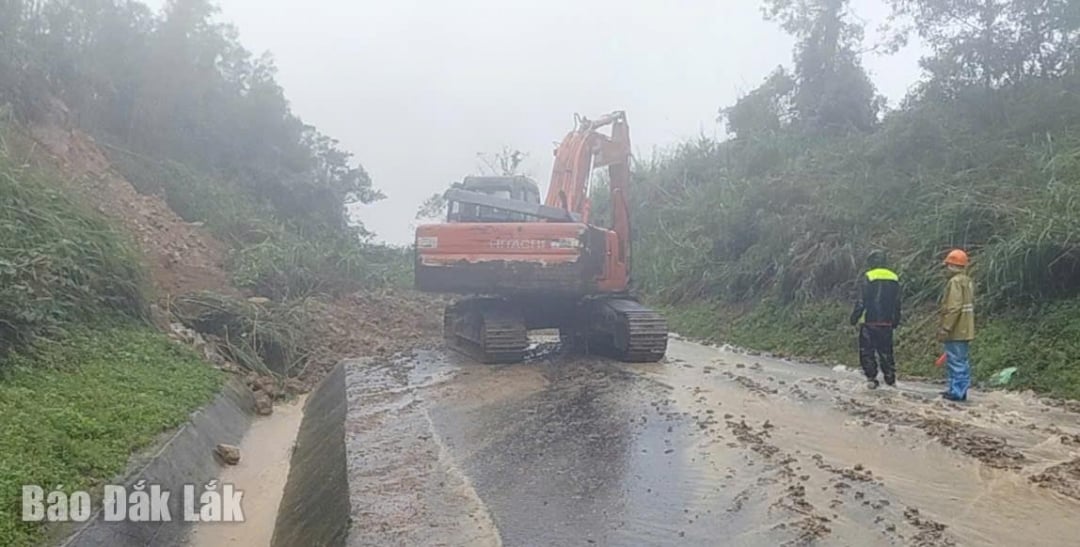 ໜ່ວຍງານຄຸ້ມຄອງຖະໜົນຫົນທາງ ກໍາລັງທໍາຄວາມສະອາດດິນເຈື່ອນ ທີ່ຫາກໍ່ເກີດຢູ່ທາງຫຼວງ 19C.