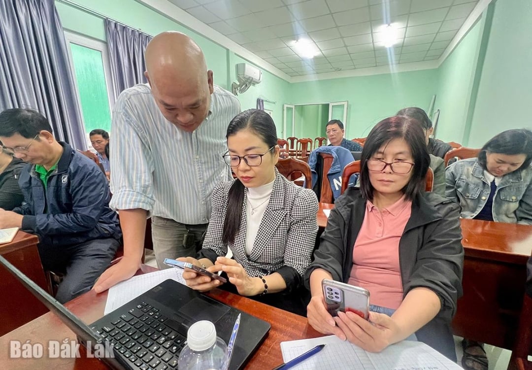 Journalisten Nguyen Tri Thuc veileder elever i hvordan de lager videoer på smarttelefoner.