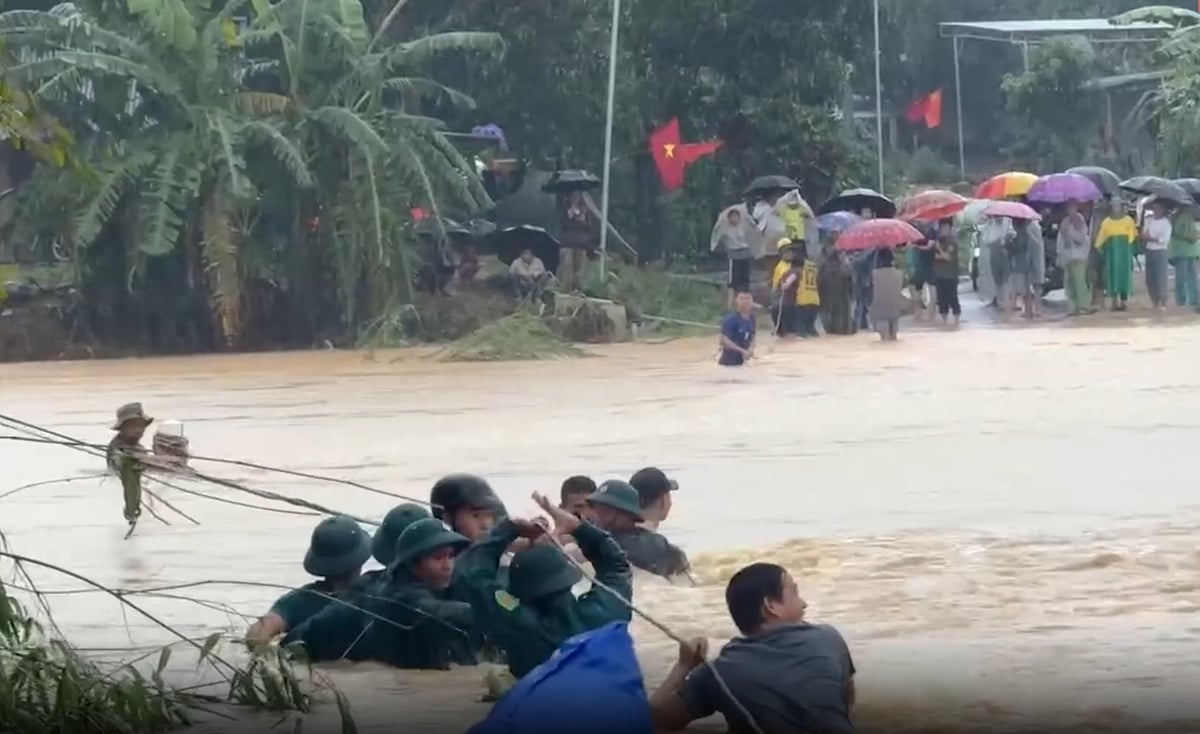 Bộ đội ứng hỗ trợ người dân bị cô lập ở xã Yang Mao, Đắk Lắk. Ảnh: Báo Đắk Lắk điện tử.