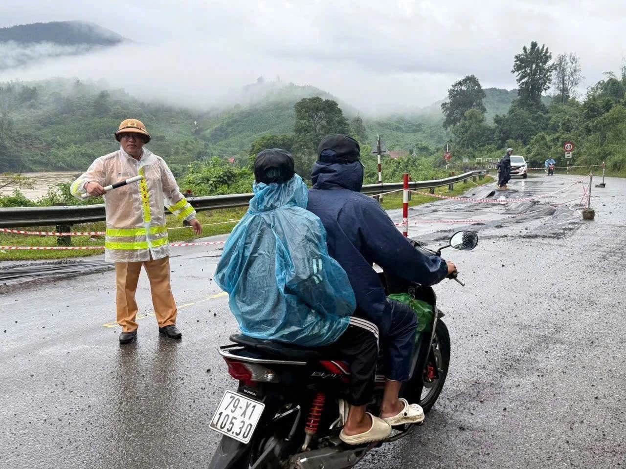 ভূমিধস এলাকায় ট্রাফিক নিয়ন্ত্রণে সহায়তা করছে ট্রাফিক পুলিশ বাহিনী
