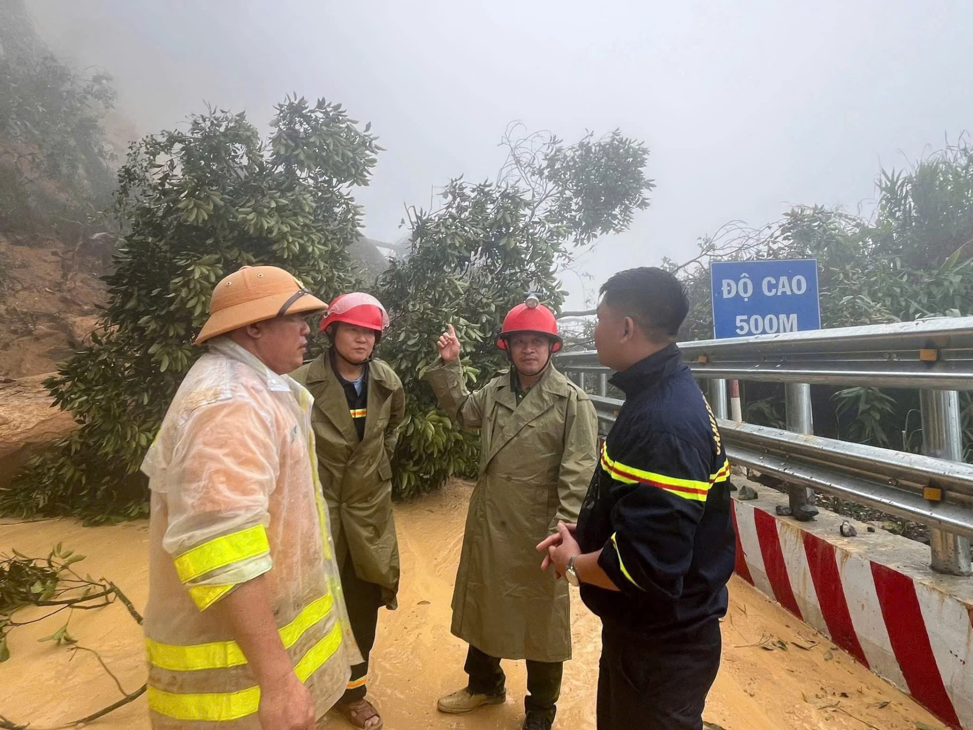 খান লে পাসে ট্র্যাফিক নিরাপত্তা নিয়ন্ত্রণের জন্য ট্রাফিক পুলিশ বাহিনী কার্যকরী বাহিনীর সাথে সমন্বয় সাধন করে।