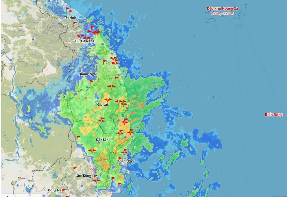 Bàn đồ lũ tại tại Trung Bộ lúc 9h sáng ngày 19/11 (mỗi lá cờ là 1 cấp báo động). Ảnh radar cho thấy vùng mưa lớn lớn nhất (màu vàng) tập trung ở Gia Lai, Đắk Lắk, Khánh Hòa và một phần phía đông tỉnh Lâm Đồng. Ảnh: NCHMF.