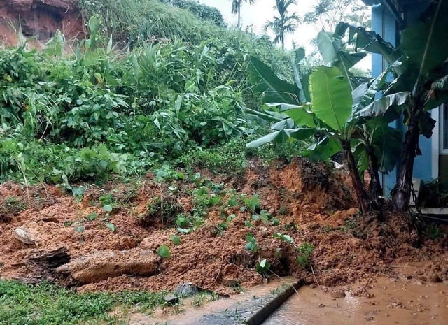 Quảng Ngãi: Sạt lở uy hiếp trường học, di dời khẩn cấp giáo viên và học sinh- Ảnh 1.