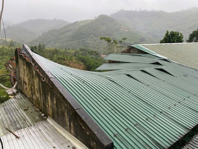 Quảng Ngãi: Sạt lở uy hiếp trường học, di dời khẩn cấp giáo viên và học sinh- Ảnh 2.