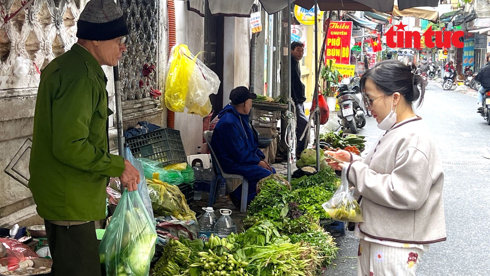 Giá rau xanh ở Hà Nội tăng 'chóng mặt'