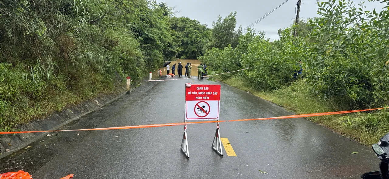 قامت لجنة الشعب في بلدية ديان تو بإغلاق المنطقة التي غمرتها المياه في ممر ساي مي، قرية كام سون.