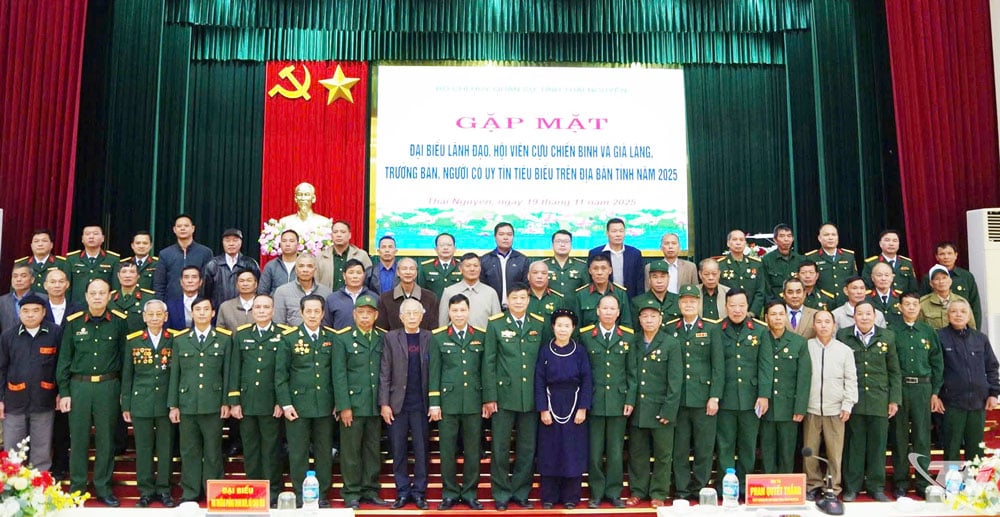 Lãnh đạo, hội viên cựu chiến binh và già làng, trưởng bản, người có uy tín tiêu biểu chụp ảnh lưu niệm tại buổi gặp mặt.