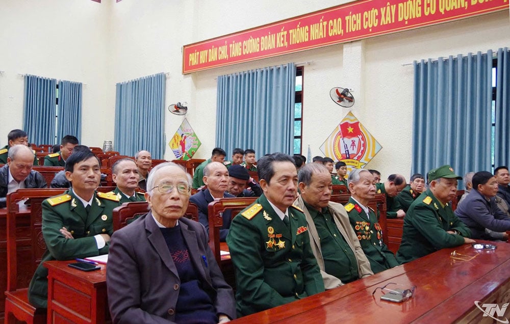 Tại buổi gặp mặt, các đại biểu đã được thăm hỏi, tặng quà và lắng nghe báo cáo những thành tích nổi bật trong hoạt động quân sự – quốc phòng của tỉnh.