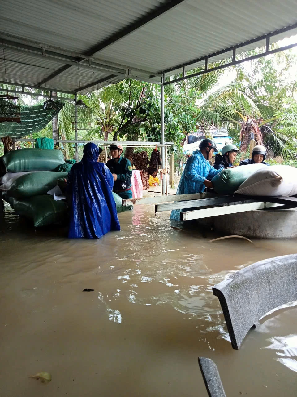 Les autorités aident les gens à déménager leurs biens.