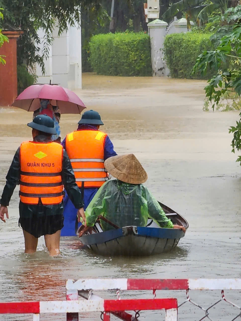 Les autorités ont évacué les personnes vers des lieux sûrs.