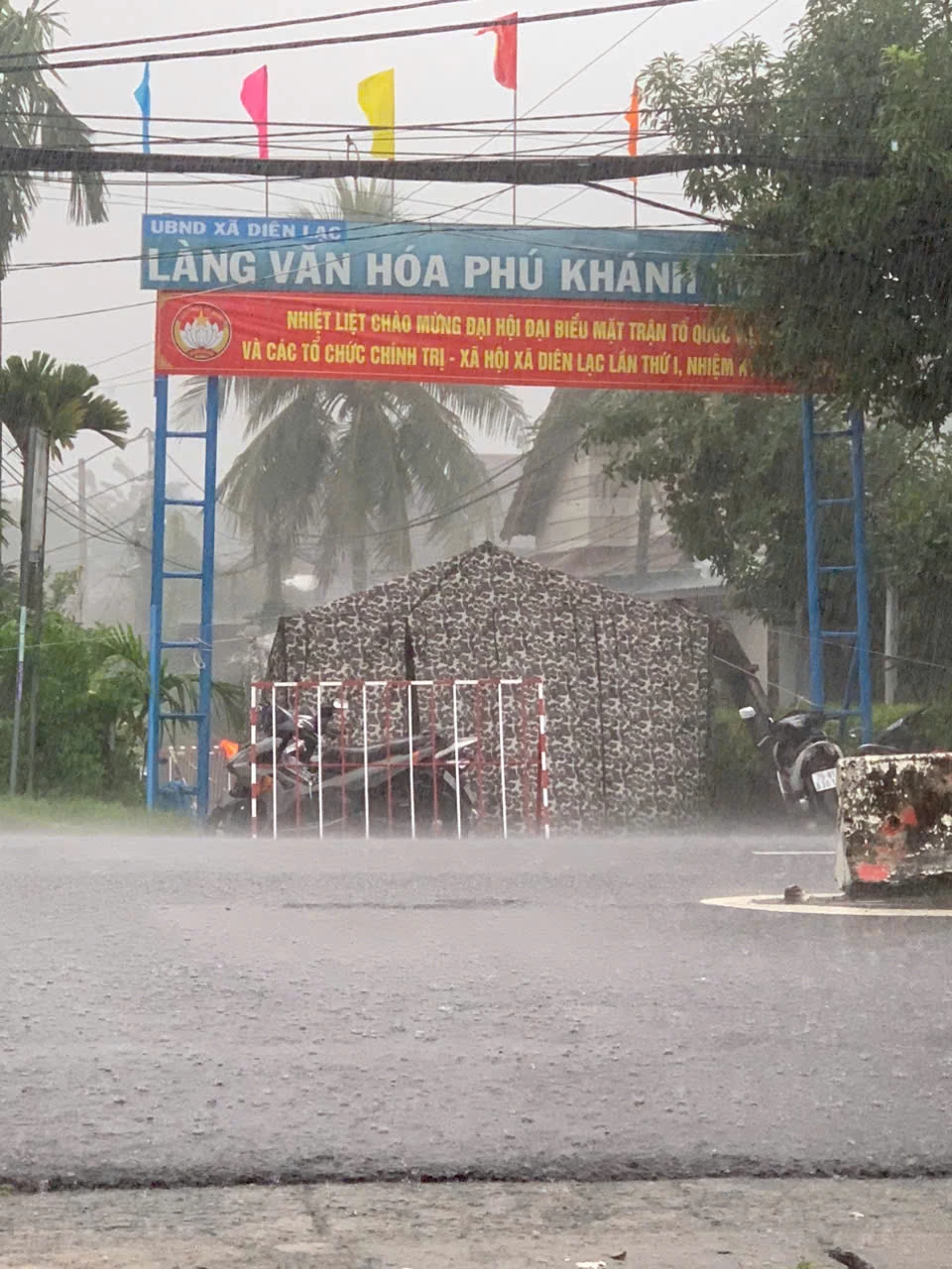 Poste de contrôle à la porte du village de Phu Khanh Thuong.