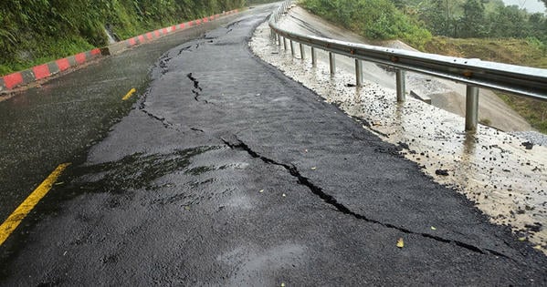 Mưa lớn kéo dài gây loạt điểm sạt lở nghiêm trọng trên Quốc lộ 24