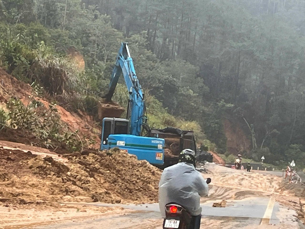 ការបាក់ដីដ៏ធំមួយនៅលើផ្លូវជាតិលេខ២៤ កាត់ឃុំម៉ាងឌិន បានកាត់ផ្តាច់ចរាចរណ៍ទាំងស្រុង បង្ខំឱ្យអាជ្ញាធរចូលទៅដល់កន្លែងកើតហេតុ ក្នុងស្ថានភាពអាកាសធាតុអាក្រក់។