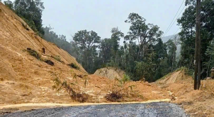 ថ្ម​និង​ដី​ពី​ជម្រាល​ភ្នំ​បាន​បាក់​កាត់​ផ្លូវ​លេខ​៦៧៦ បណ្ដាល​ឲ្យ​ស្ទះ​ចរាចរណ៍​ទាំងស្រុង។