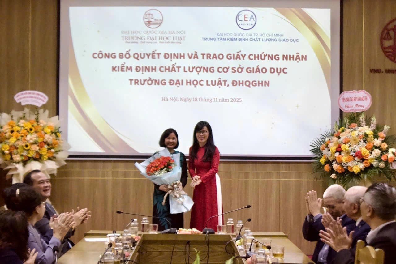 Professor Associado, Dr. Nguyen Hoang Anh - Vice-Reitor (à esquerda)