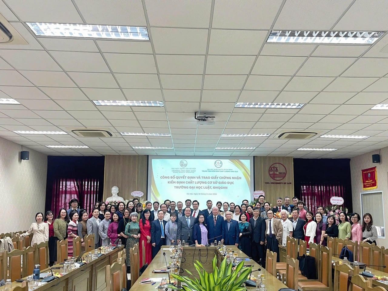 Convidados e professores tiraram fotos de recordação na cerimônia.