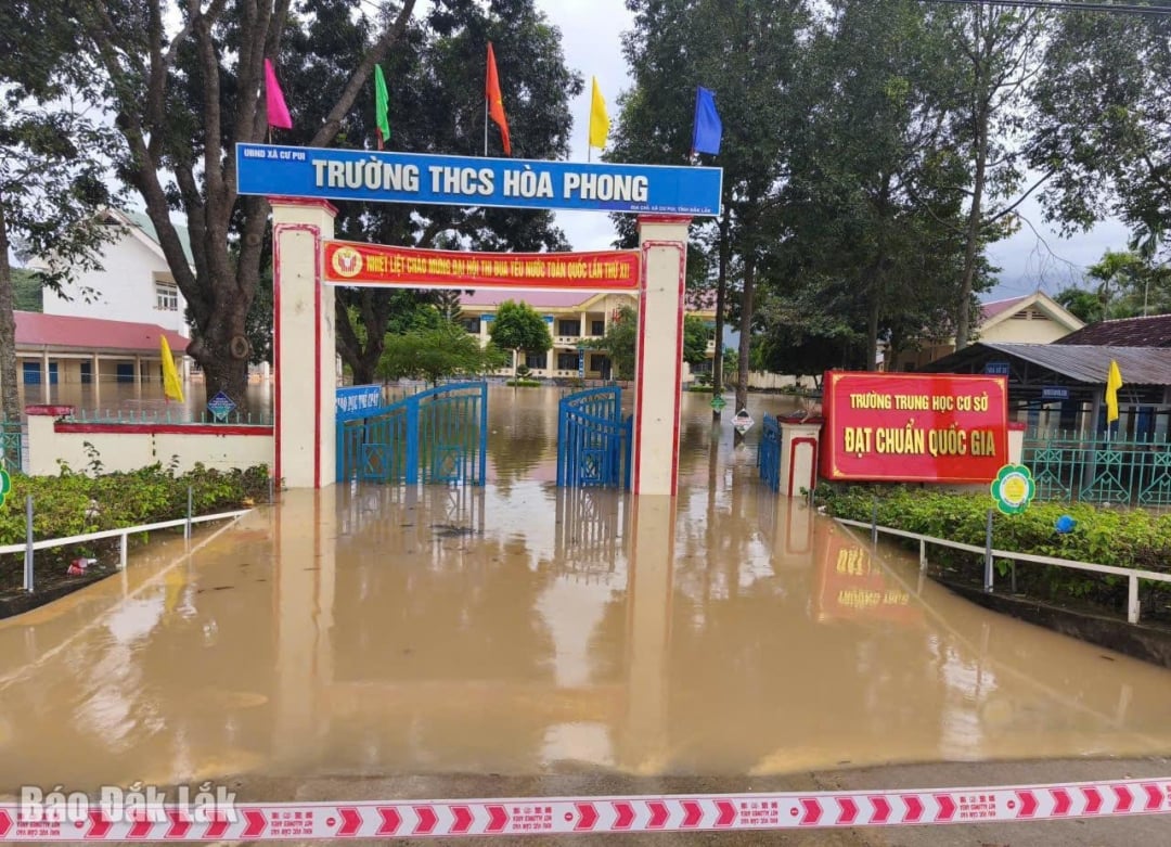 Trường THCS Hòa Phong, xã Cư Pui ngập sâu trong nước.