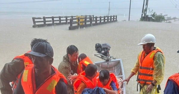 Công an tỉnh Đắk Lắk căng mình trong mưa lũ để giúp dân