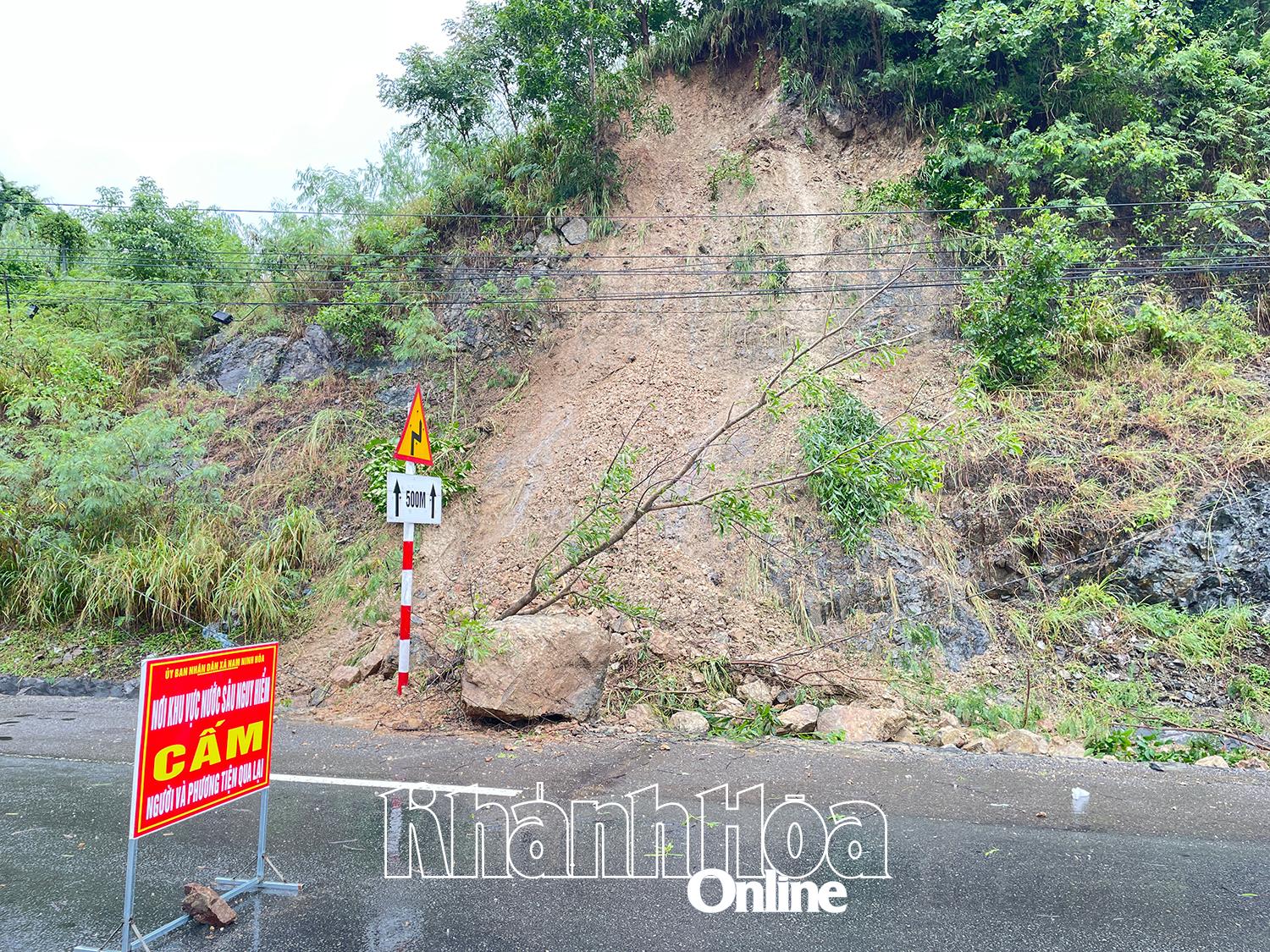 ចំណុចបាក់ដីនៅលើផ្លូវ Ro Tuong Pass។
