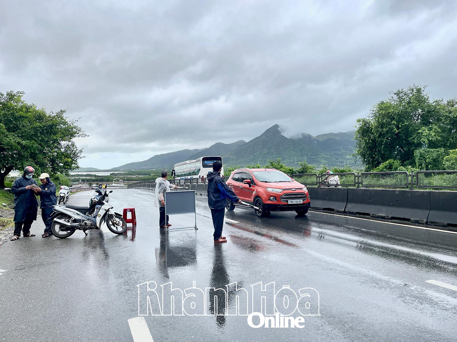 អាជ្ញាធរឃុំ Nam Ninh Hoa បានបិទ និងគ្រប់គ្រងចរាចរណ៍។
