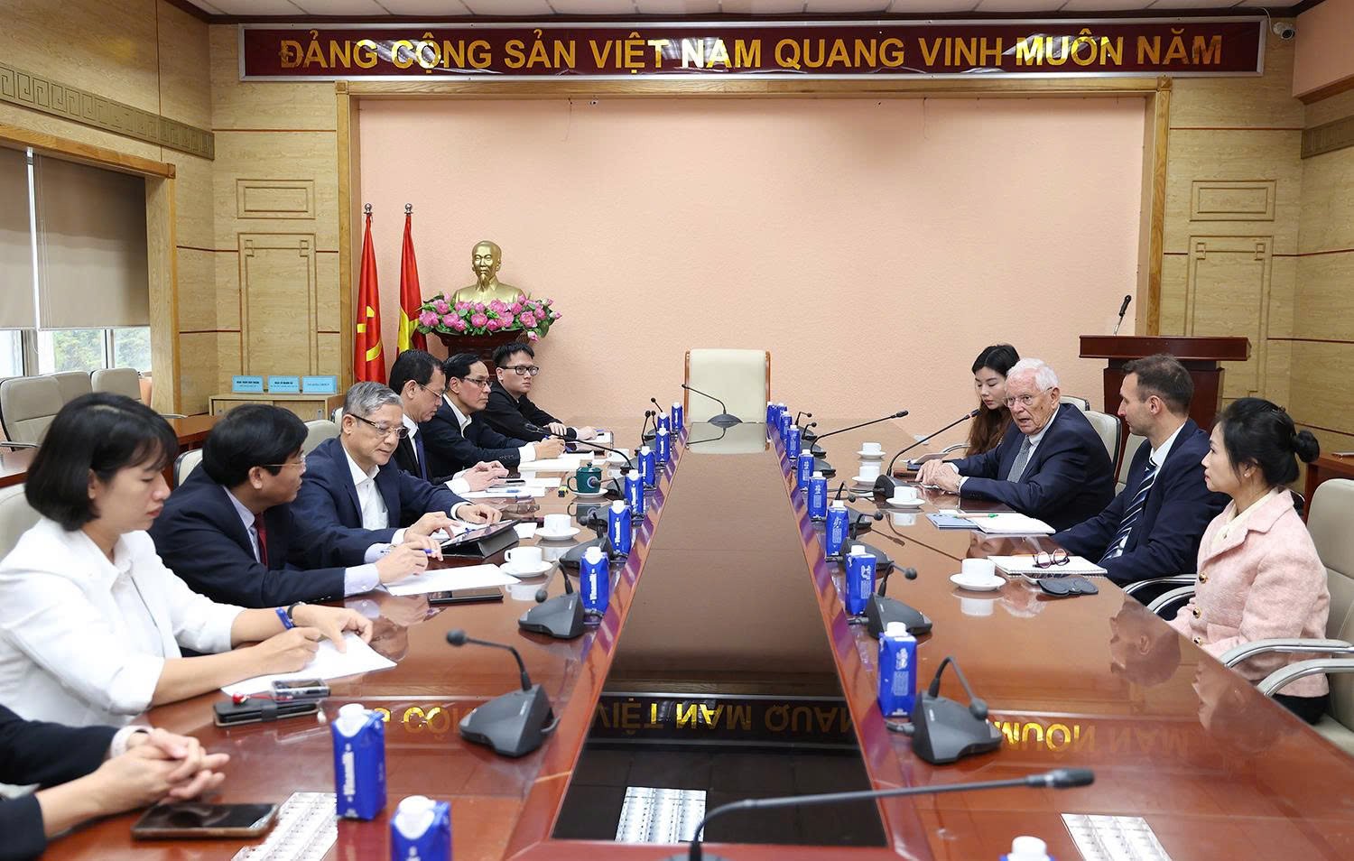 Thứ trưởng Nguyễn Tri Thức tiếp Hiệu trưởng Trường Đại học Khoa học Ứng dụng IMC Krems- Cộng hòa Áo
- Ảnh 1.