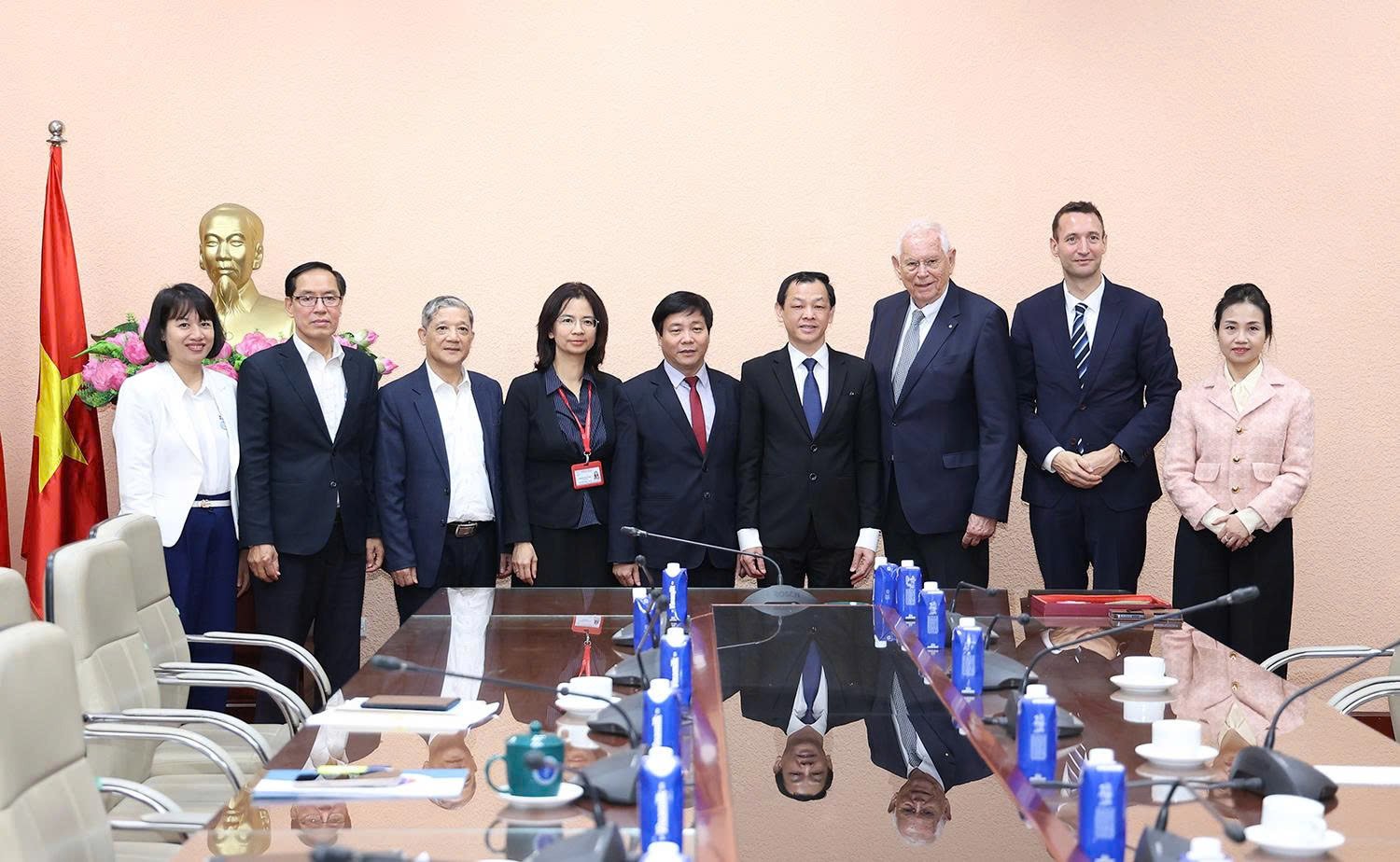 Thứ trưởng Nguyễn Tri Thức tiếp Hiệu trưởng Trường Đại học Khoa học Ứng dụng IMC Krems- Cộng hòa Áo
- Ảnh 6.