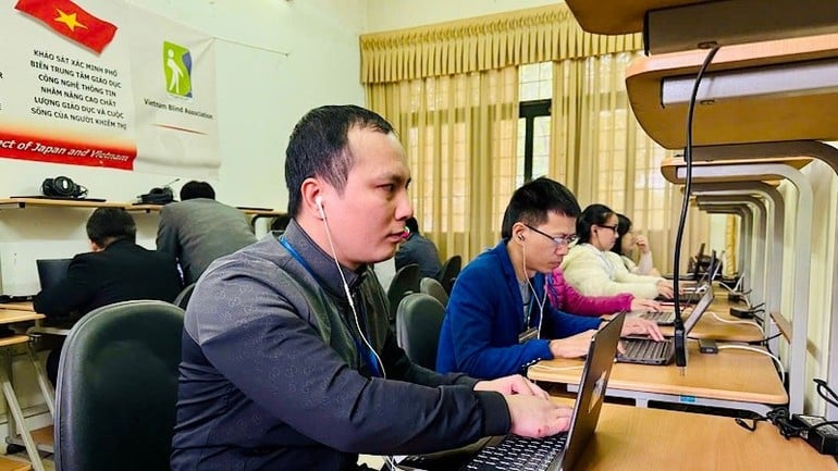 Các thí sinh khiếm thị tham gia tại vòng chung khảo Hội thi tin học dành cho người mù toàn quốc.