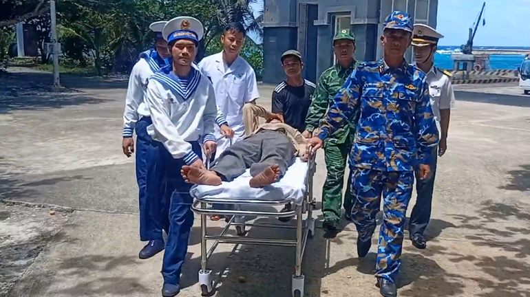 Důstojníci a vojáci z ostrova Truong Sa převážejí pacienty na ostrov. (Foto: zpravodaj ústředí)