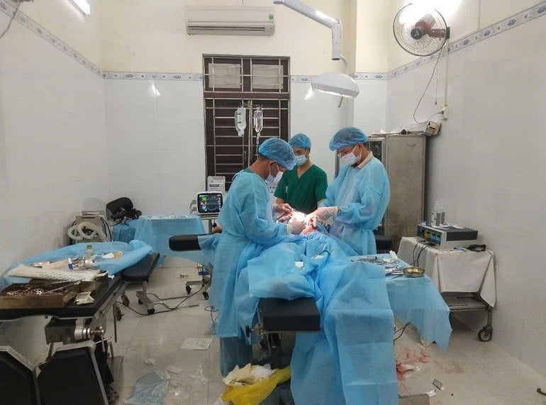 Lékařský tým z ostrova Sinh Ton provedl urgentní operaci rybáře. (Foto: NGOC ANH)