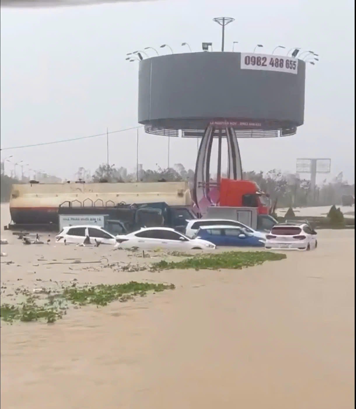 Район мосту Лонг Ван в районі Куй Нхон Тай сильно затоплений.