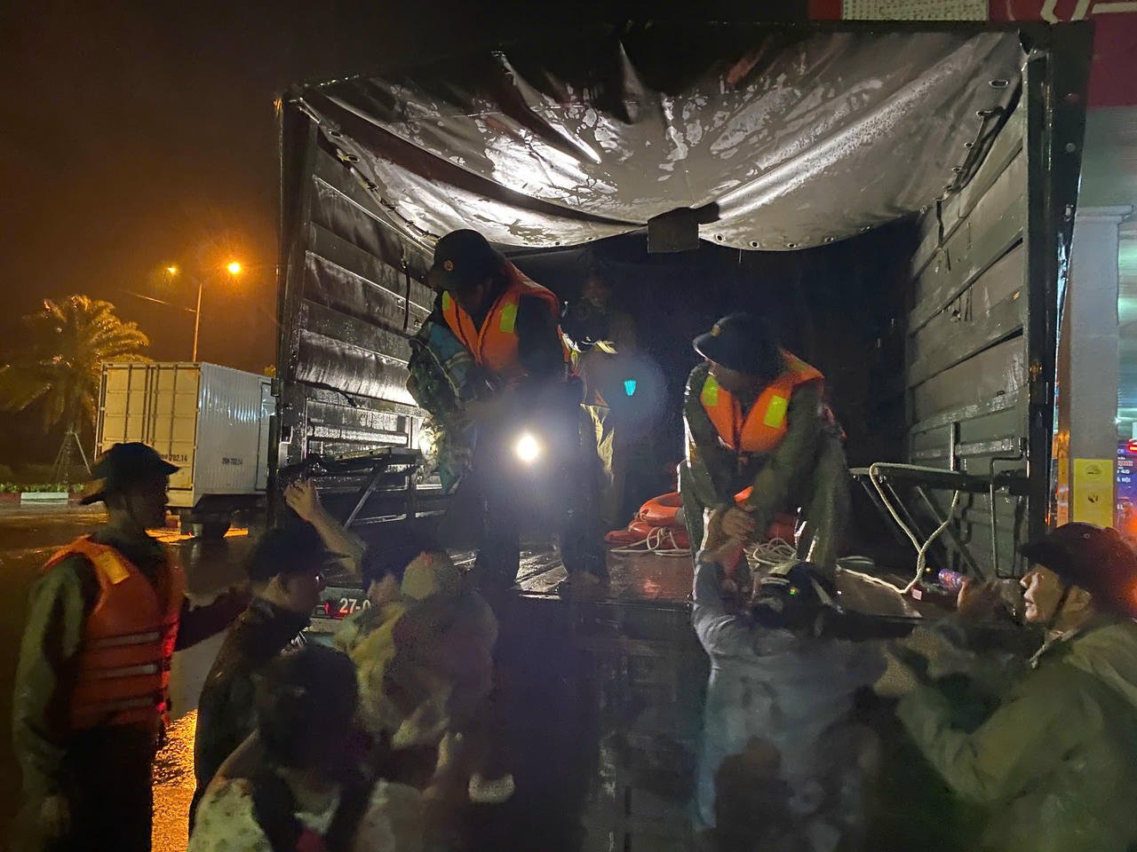 Влада евакуювала людей у безпечне місце.