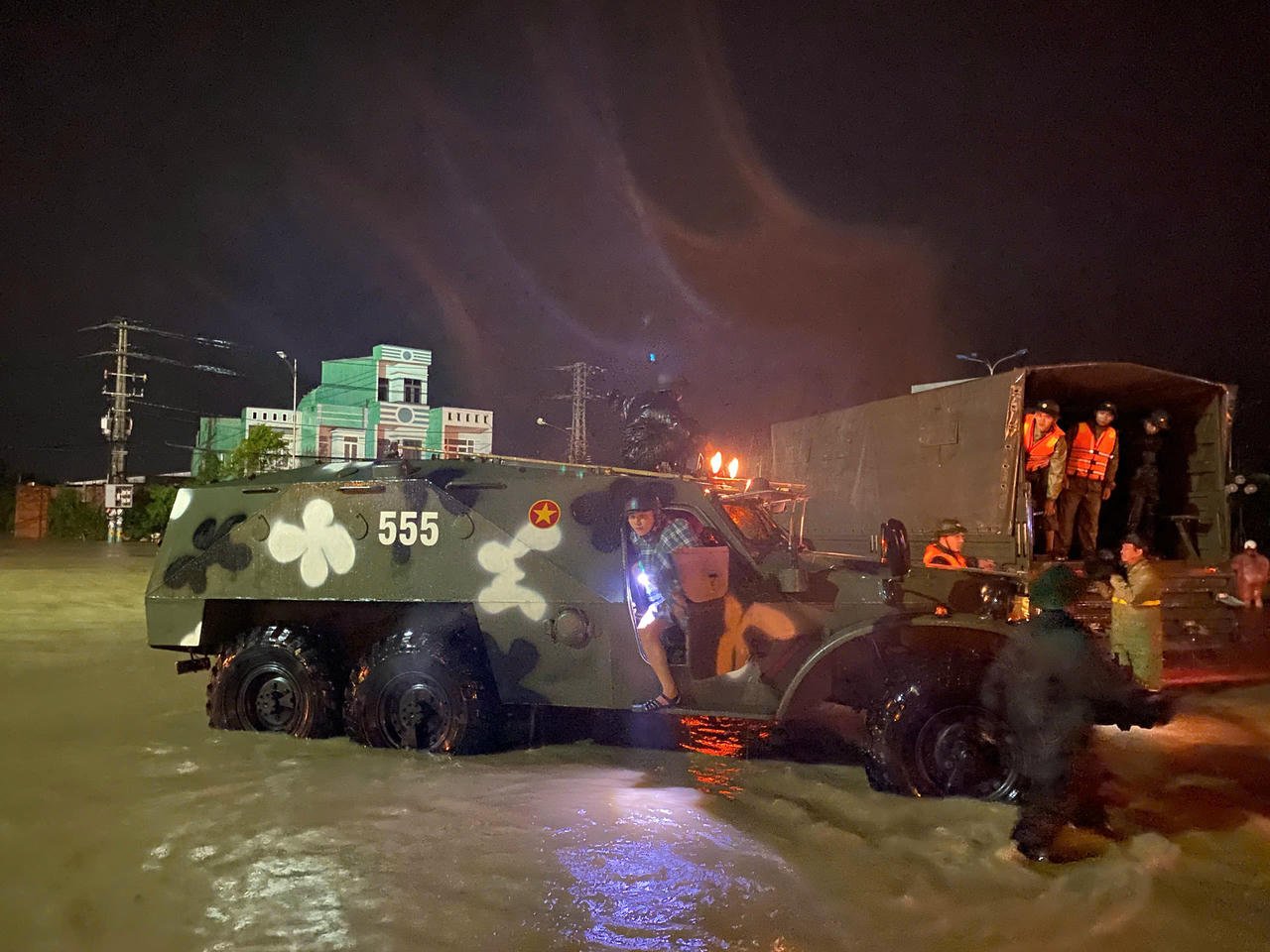 Спеціальні військові машини доставляють людей з району Куй Нхон Бак на височину.