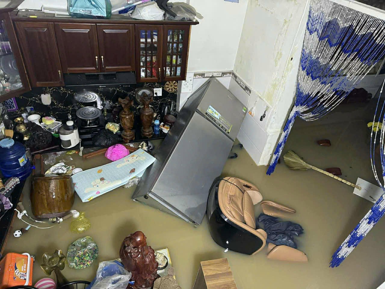 Речі багатьох людей затонули під паводковою водою.