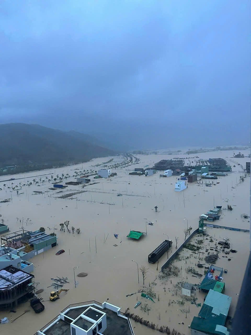 Мешканці Куйньон, які ще не змогли відновити свої будівлі після шторму № 13, продовжують тікати від повені.