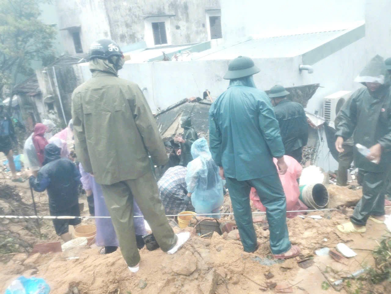 У центрі району Куйньон затоплені дороги та будинки, місцева влада та функціональні установи докладають зусиль для порятунку людей.