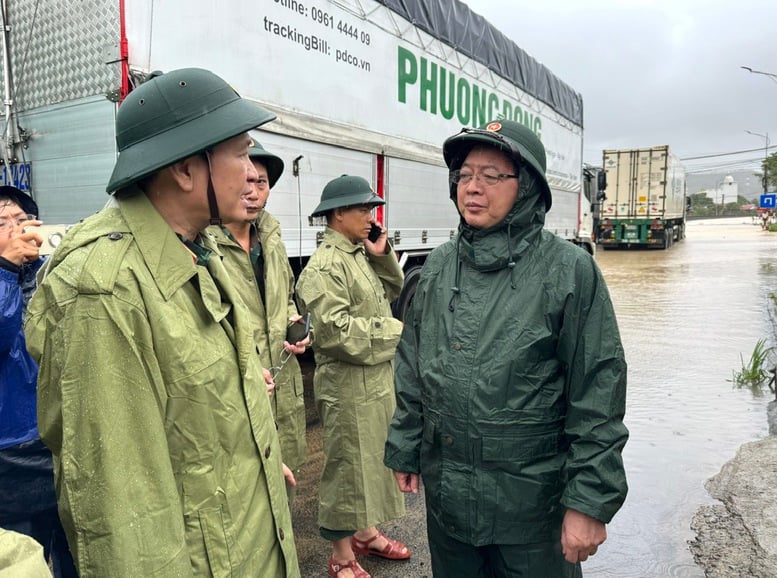 ឧបនាយករដ្ឋមន្ត្រី Ho Quoc Dung៖ ផ្តោតលើការជម្លៀសប្រជាជន ប្រមូលផ្តុំកម្លាំងទាំងអស់ដើម្បីជំនះការរំខានចរាចរណ៍នៅ Dak Lak - រូបថត ១. Phó Thủ tướng Hồ Quốc Dũng: Tập trung di dời dân, huy động tổng lực khắc phục chia cắt giao thông tại Đắk Lắk- Ảnh 1.