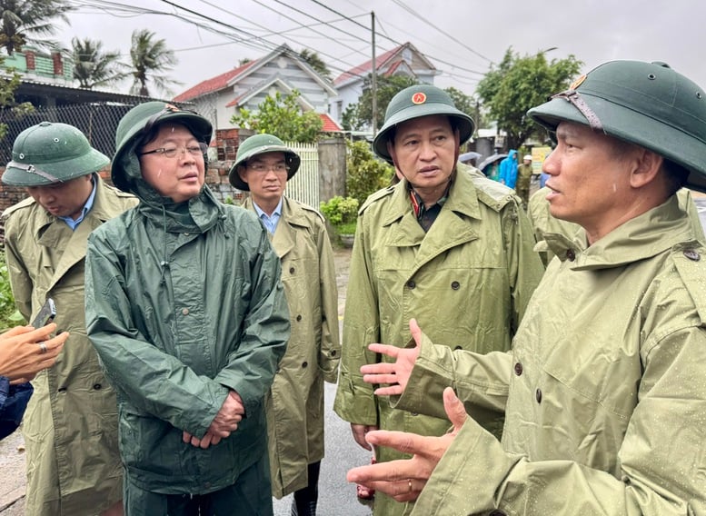 ឧបនាយករដ្ឋមន្ត្រី Ho Quoc Dung៖ ផ្តោតលើការជម្លៀសប្រជាជន ប្រមូលផ្តុំកម្លាំងទាំងអស់ដើម្បីជំនះការរំខានចរាចរណ៍នៅ Dak Lak - រូបថត ២. Phó Thủ tướng Hồ Quốc Dũng: Tập trung di dời dân, huy động tổng lực khắc phục chia cắt giao thông tại Đắk Lắk- Ảnh 2.