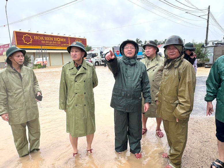 ឧបនាយករដ្ឋមន្ត្រី Ho Quoc Dung៖ ផ្តោតលើការជម្លៀសប្រជាជន ប្រមូលផ្តុំកម្លាំងទាំងអស់ដើម្បីជំនះការរំខានចរាចរណ៍នៅ Dak Lak - រូបថត ៣. Phó Thủ tướng Hồ Quốc Dũng: Tập trung di dời dân, huy động tổng lực khắc phục chia cắt giao thông tại Đắk Lắk- Ảnh 3.