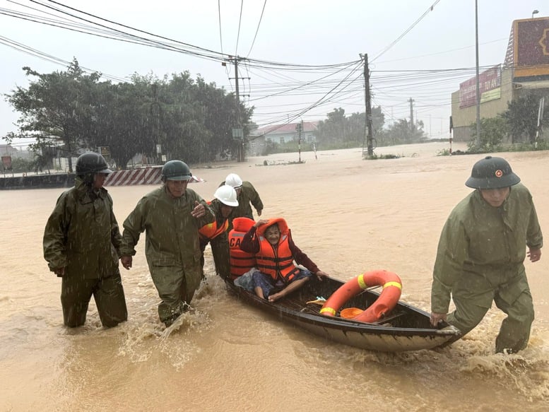 ឧបនាយករដ្ឋមន្ត្រី Ho Quoc Dung៖ ផ្តោតលើការជម្លៀសប្រជាជន ប្រមូលផ្តុំកម្លាំងទាំងអស់ ដើម្បីជំនះការរំខានចរាចរណ៍នៅ Dak Lak - រូបថត ៤. Phó Thủ tướng Hồ Quốc Dũng: Tập trung di dời dân, huy động tổng lực khắc phục chia cắt giao thông tại Đắk Lắk- Ảnh 4.