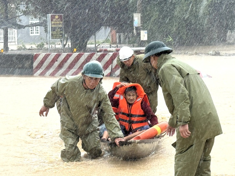 ឧបនាយករដ្ឋមន្ត្រី Ho Quoc Dung៖ ផ្តោតលើការជម្លៀសប្រជាជន ប្រមូលផ្តុំកម្លាំងទាំងអស់ដើម្បីជំនះការរំខានចរាចរណ៍នៅ Dak Lak - រូបថត ៥. Phó Thủ tướng Hồ Quốc Dũng: Tập trung di dời dân, huy động tổng lực khắc phục chia cắt giao thông tại Đắk Lắk- Ảnh 5.